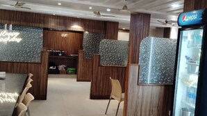 Un vestíbulo con mostrador de recepción, zona de estar y máquinas expendedoras.