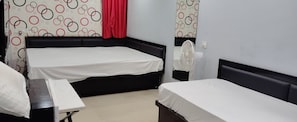Family Room | Rollaway beds, free WiFi, bed sheets - Hotel Bagiya Restaurant (Harda)