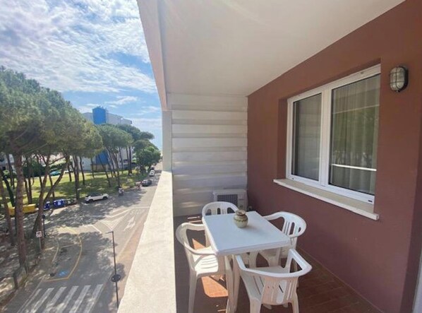 Outdoor dining - Seafront apartment with sea view (Lignano Sabbiadoro)