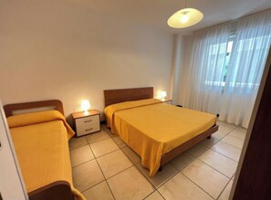 Room - Seafront apartment with sea view (Lignano Sabbiadoro)