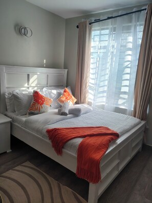 Room - Modern Cosy Studio in Ruaka Near Two Rivers Fast WiFi and fParking,24/7 Security (Nairobi)