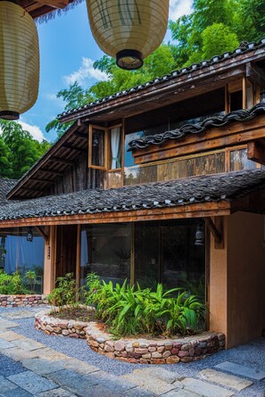 Exterior detail - Yunshangjia Qianzhutang Guesthouse (Zhangjiajie)