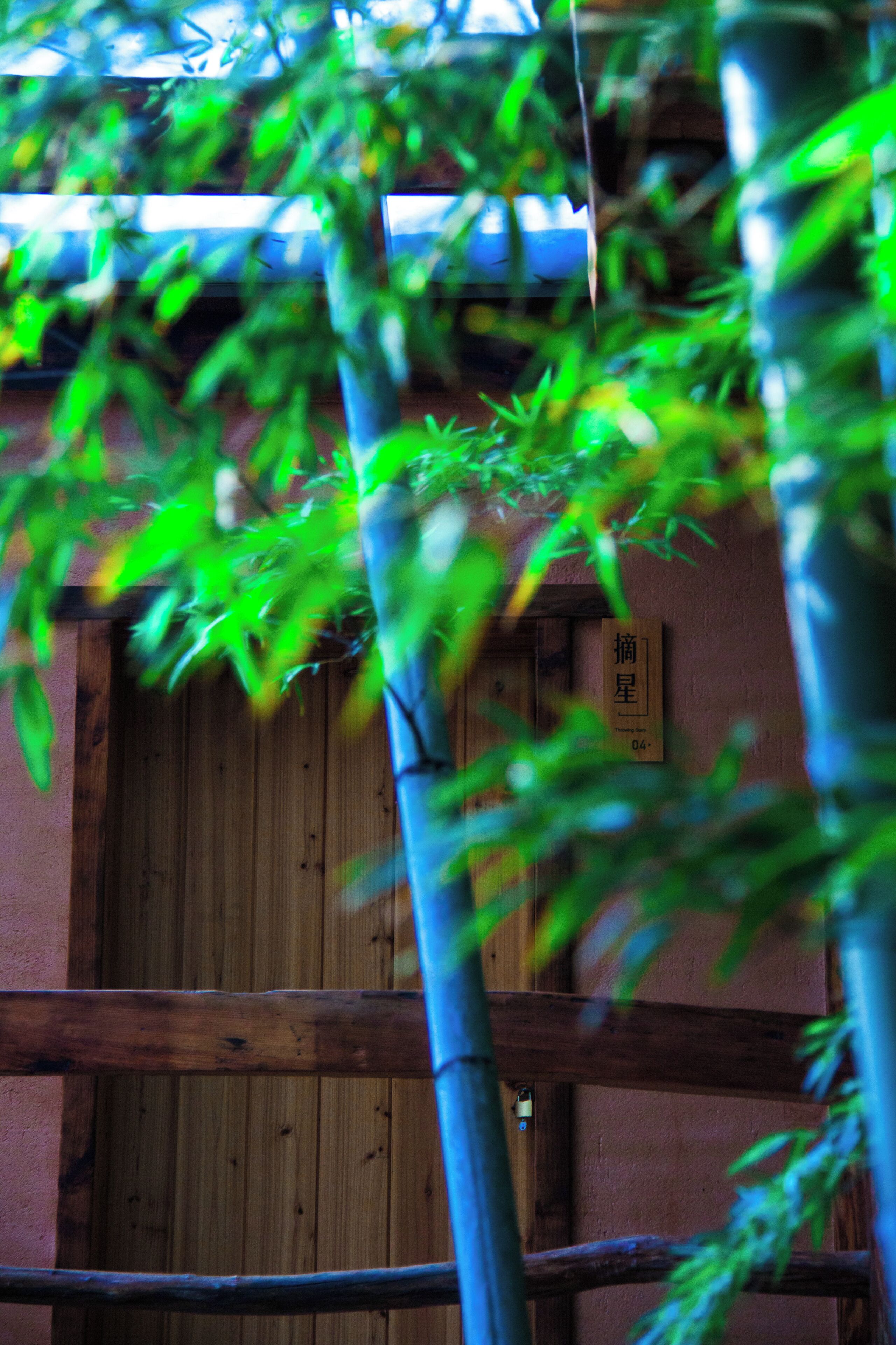 Un bâtiment traditionnel en bois, avec une enseigne devant.