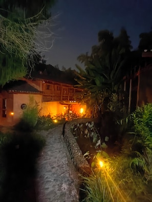 Property grounds - Yunshangjia Qianzhutang Guesthouse (Zhangjiajie)