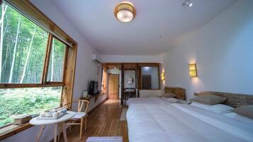 Signature Twin Room, Mountain View | Desk, laptop workspace, blackout drapes, soundproofing