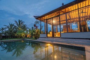 Outdoor pool - Suasana Harmoni Private Villa (Ubud)