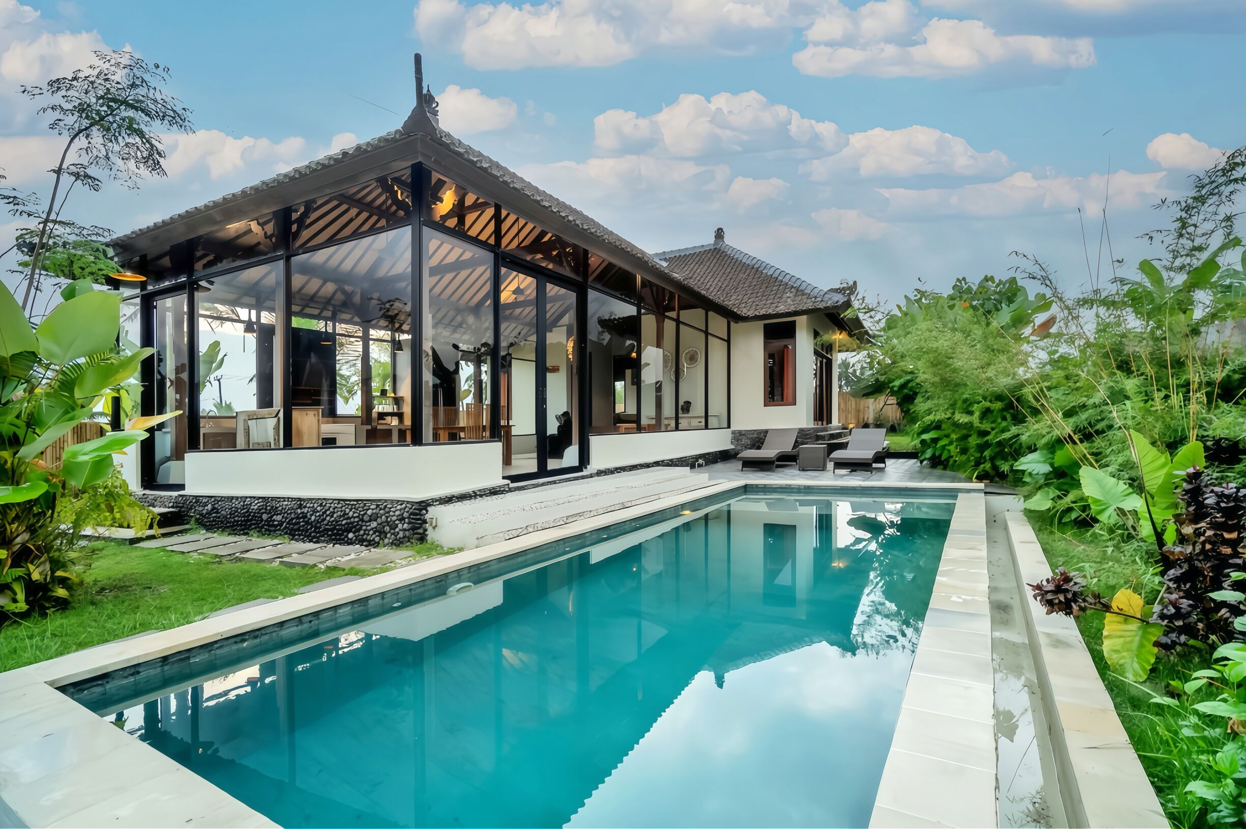 Una piscina al aire libre