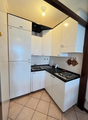 Fridge, stovetop, cookware/dishes/utensils - Sunny terraced apartment in Lignano (Lignano Sabbiadoro)