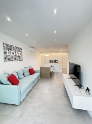 TV - Stylish flat for a perfect getaway (Lignano Sabbiadoro)