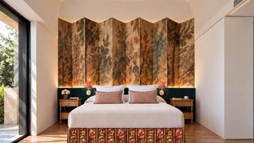 Un dormitorio con una cama grande, un mural en el techo y vistas al exterior.
