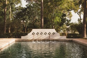A water feature with multiple spouts in a garden setting. - Hotel Casa Góngora - Relais & Châteaux (Villanueva del Ariscal)