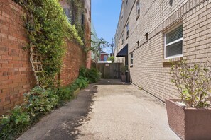 Property grounds - Spacious 8BR Frenchmen Street stay with pool, hot tub, parking, and easy access to the French Quarter and live music. (New Orleans)