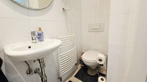 Bathroom - Stylish 1BR Apt near Wiener Stadthalle (Vienna)