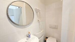 Basic-Apartment | Badezimmer | Dusche, kostenlose Toilettenartikel, Haartrockner, Handtücher