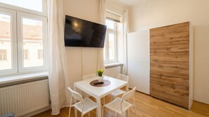 Dining - Stylish 1BR Apt near Wiener Stadthalle (Wien)