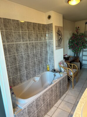 Bathroom - Vrbo Property (Bourg-Saint-Andéol)