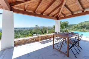 Outdoor dining - Villa 'Del Cardo Con Piscina' with Sea View, Wi-Fi and Air Conditioning (Porto Ottiolu)