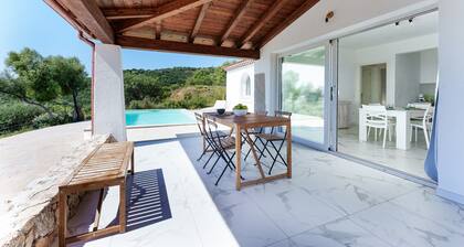 Villa „Del Cardo mit Pool“ mit Meerblick, WLAN und Klimaanlage