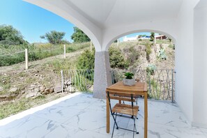Outdoor dining - Villa 'Del Cardo Con Piscina' with Sea View, Wi-Fi and Air Conditioning (Porto Ottiolu)