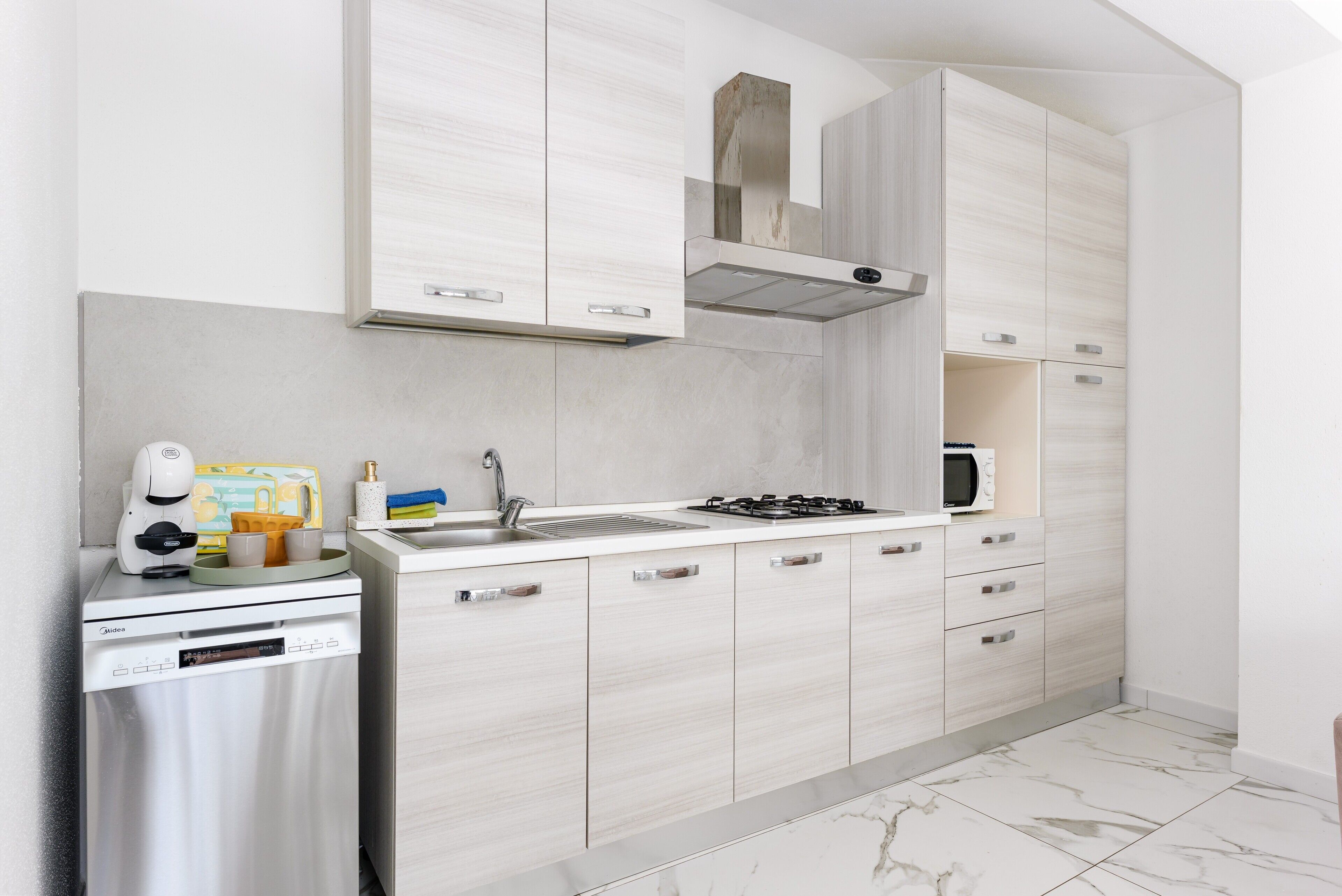 Fridge, microwave, stovetop, dishwasher