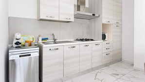 Una cocina moderna equipada con lavavajillas, microondas y estufa a gas.