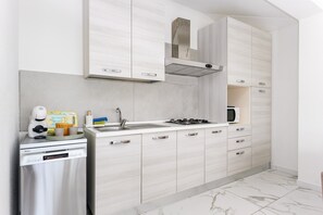 Fridge, microwave, stovetop, dishwasher - Villa 'Del Cardo Con Piscina' with Sea View, Wi-Fi and Air Conditioning (Porto Ottiolu)