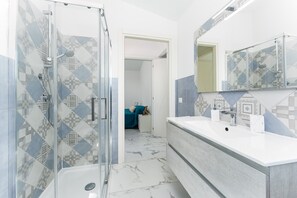 Shower, hair dryer, towels - Villa 'Del Cardo Con Piscina' with Sea View, Wi-Fi and Air Conditioning (Porto Ottiolu)