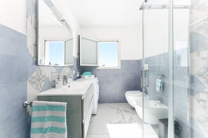Shower, hair dryer, towels - Villa 'Del Cardo Con Piscina' with Sea View, Wi-Fi and Air Conditioning (Porto Ottiolu)