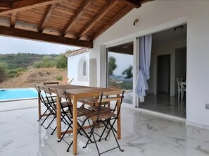 Outdoor dining - Villa 'Del Cardo Con Piscina' with Sea View, Wi-Fi and Air Conditioning (Porto Ottiolu)