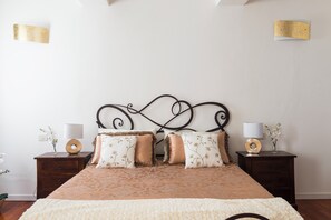 3 habitaciones, tabla de planchar con plancha, wifi y ropa de cama 