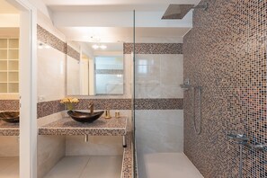 Hair dryer, bidet, towels, soap - La Corte del Duca – Elegant 3BR Flat in Historic Modena 8 guests (Modena)
