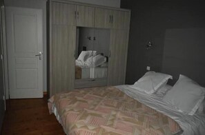 3 Schlafzimmer, Schreibtisch, Bügeleisen/Bügelbrett, Reisekinderbett
