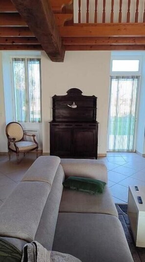 Books, stereo - Quiet country house with view in private park (Montendre)