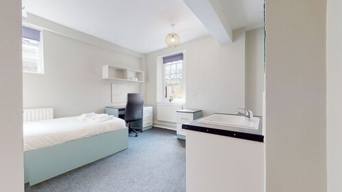 Centrally located Private double bedroom with sink and desk