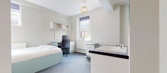 Centrally located Private double bedroom with sink and desk