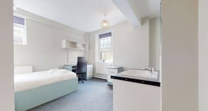 Centrally located Private double bedroom with sink and desk