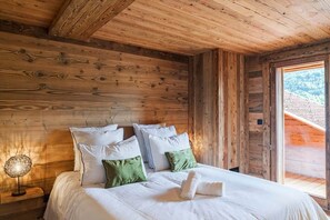 Tabla de planchar con plancha, wifi y ropa de cama 