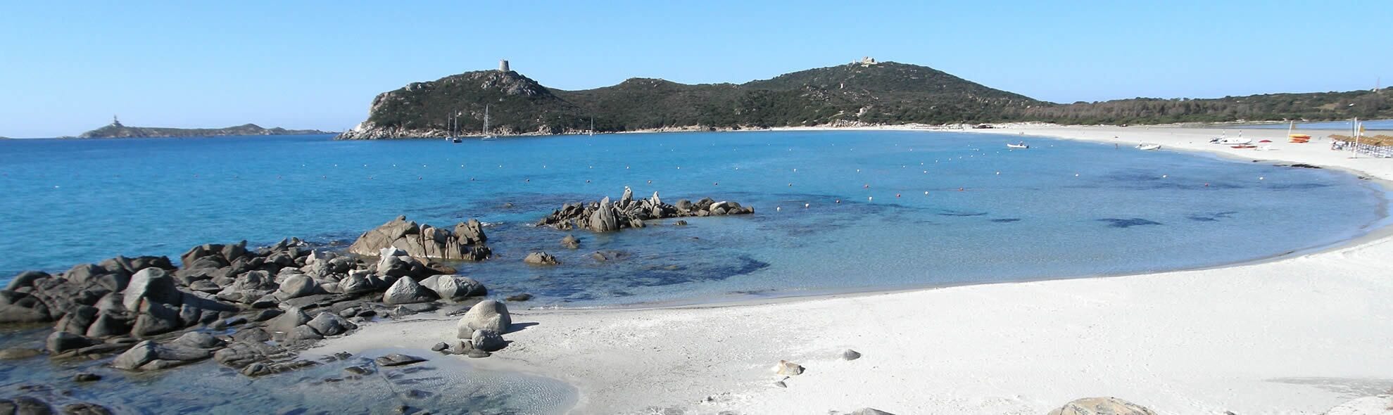 Plage, sable blanc, chaises longues, parasols