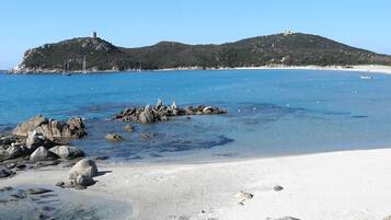 Plage, sable blanc, chaises longues, parasols