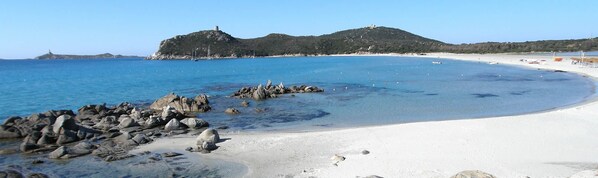 On the beach, white sand, sun loungers, beach umbrellas - Lentischi Hotel - Adults Only   (Simius)