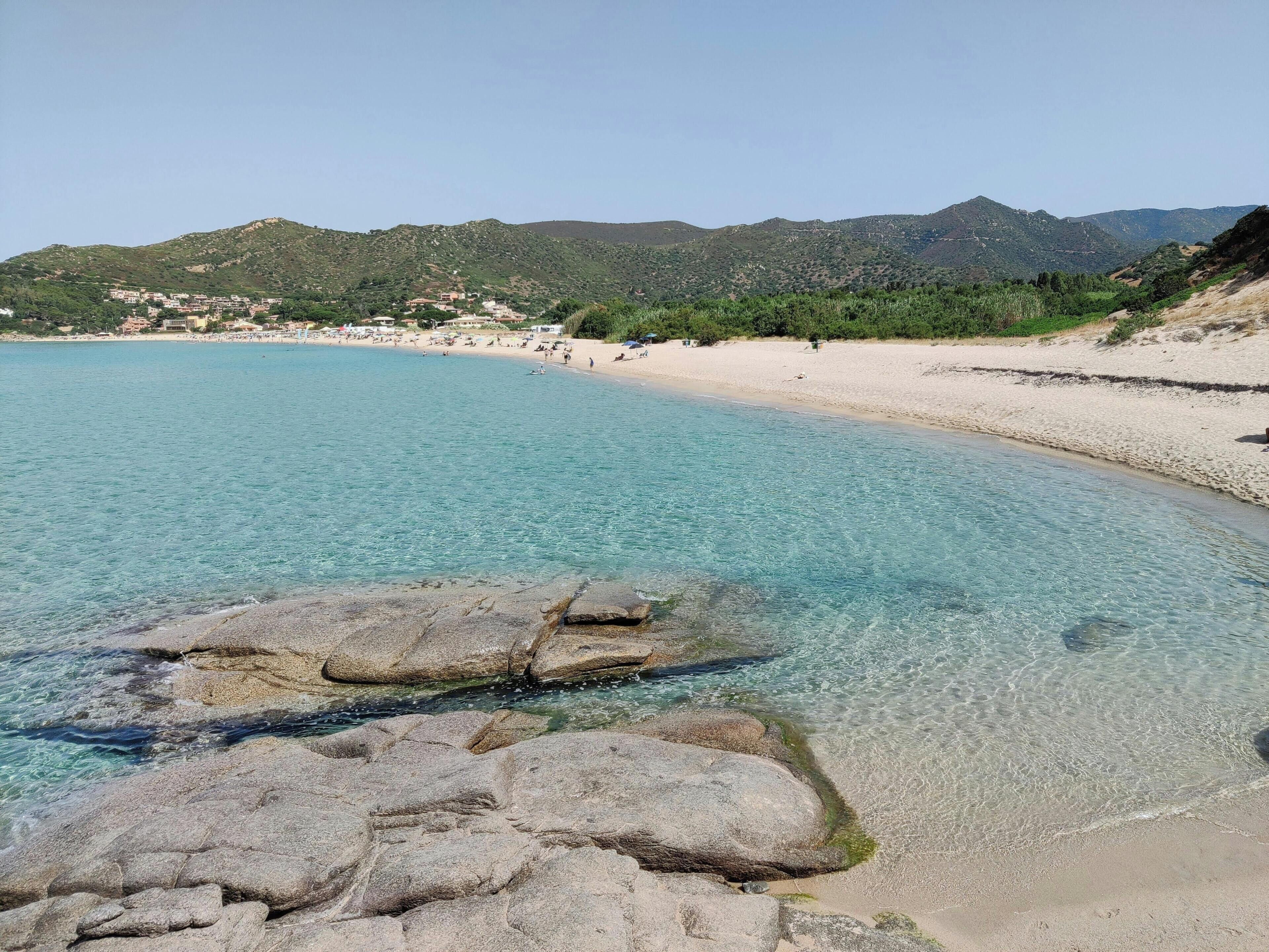 Sulla spiaggia, sabbia bianca, lettini da mare, ombrelloni