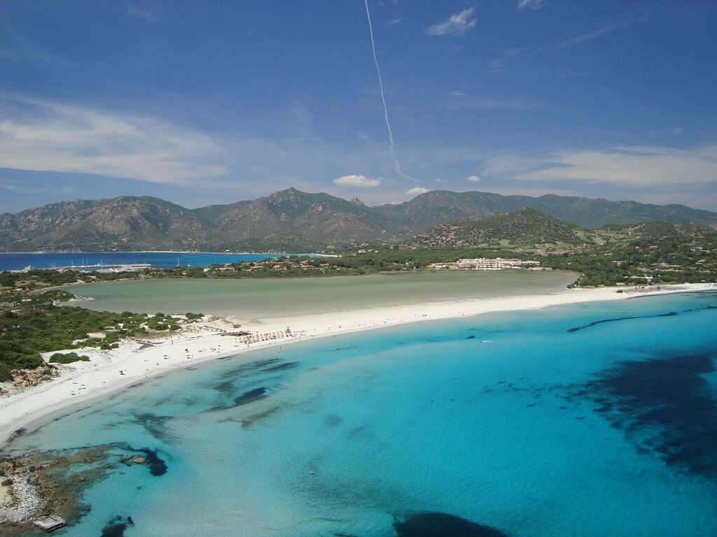 Sulla spiaggia, sabbia bianca, lettini da mare, ombrelloni