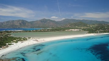 Sulla spiaggia, sabbia bianca, lettini da mare, ombrelloni