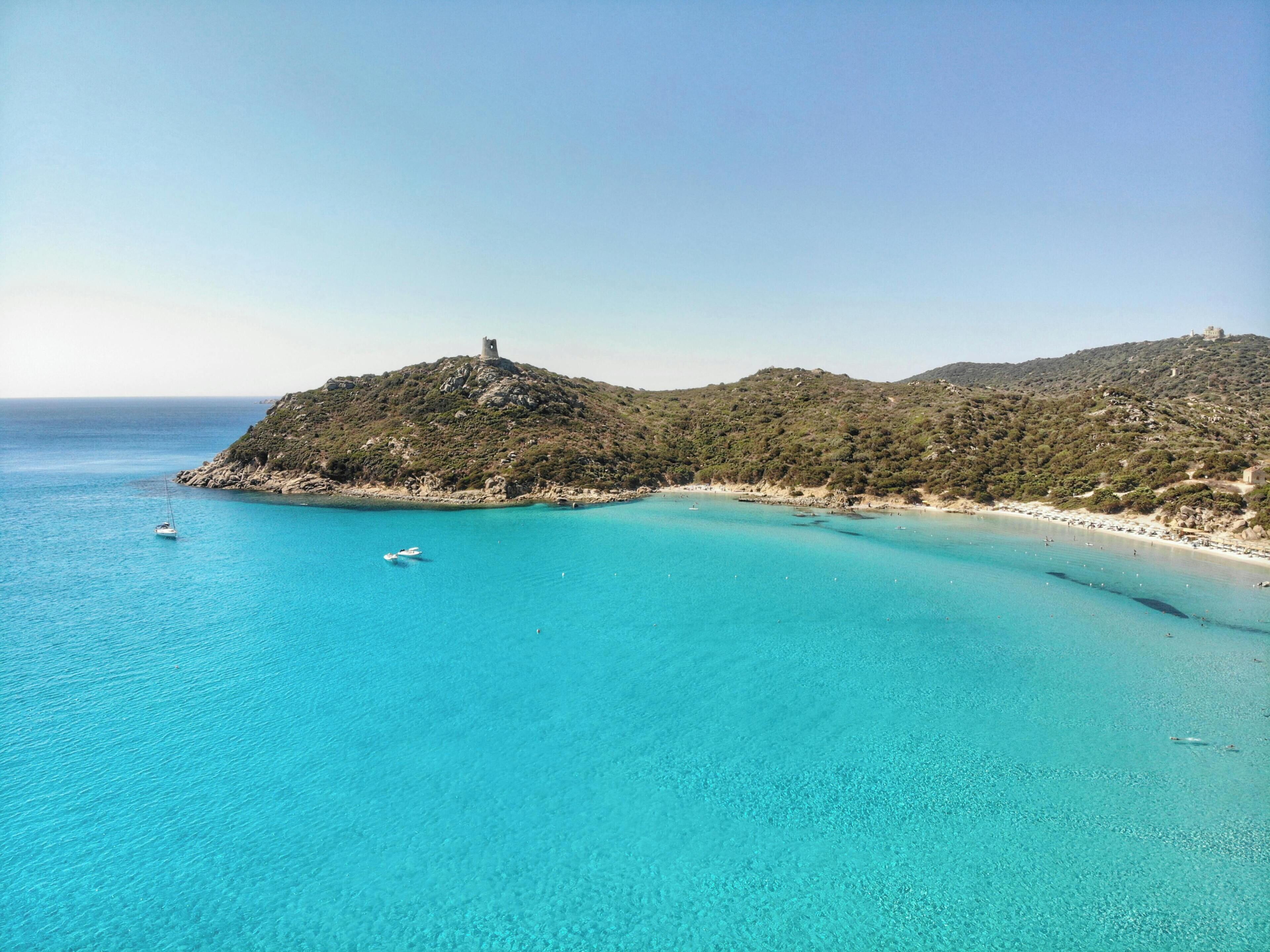 Sulla spiaggia, sabbia bianca, lettini da mare, ombrelloni