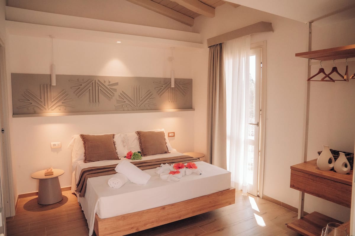 Classic Room | Minibar, in-room safe, individually furnished, bed sheets