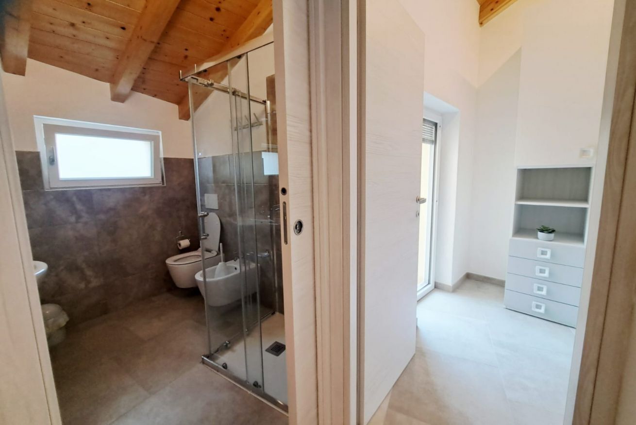Shower, bidet, towels