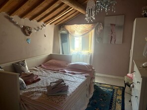 4 habitaciones, tabla de planchar con plancha, wifi y ropa de cama 