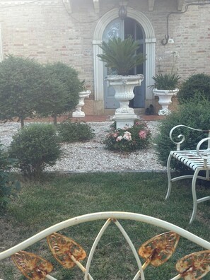 Terrace/patio - Private Countryside Villa with Pool & Views – Walk to Village in Le Marche (Marche)