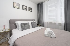 Apartamento Confort, balcón, vistas a la ciudad | Ropa de cama de alta calidad y cortinas opacas