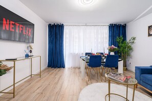 Apartamento Confort, balcón, vistas a la ciudad | Zona de estar | Televisión de pantalla plana de 40 pulgadas con canales por cable